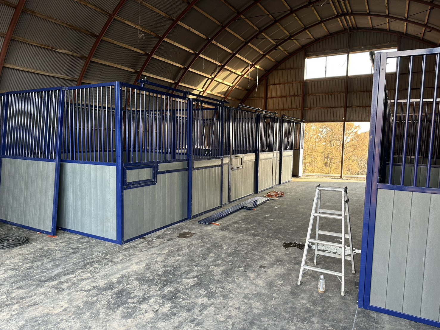 令和7年5月　〇〇ファーム簡易馬房設置工事